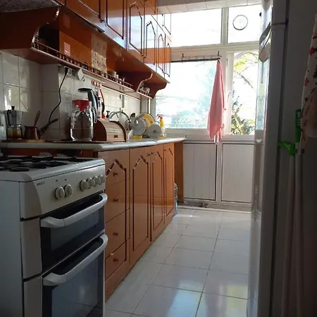 No :1 Double Bedroom At International Shared & Bathrooms Shared & Kozyatagi-kadikoy Δωμάτια σε οικογενειακή κατοικία