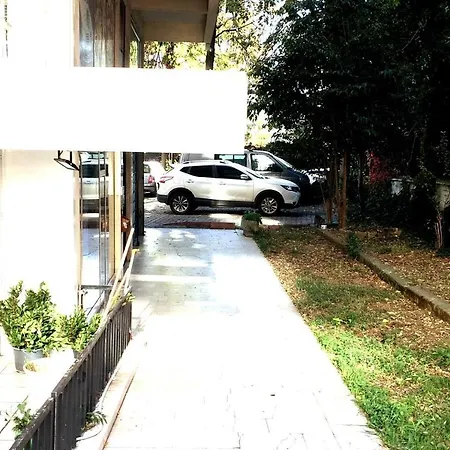 No :1 Double Bedroom At International Shared & Bathrooms Shared & Kozyatagi-kadikoy Δωμάτια σε οικογενειακή κατοικία *